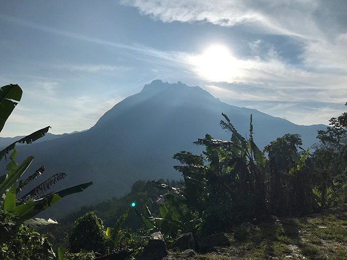 キナバル山の全景（逆光で見にくい）
