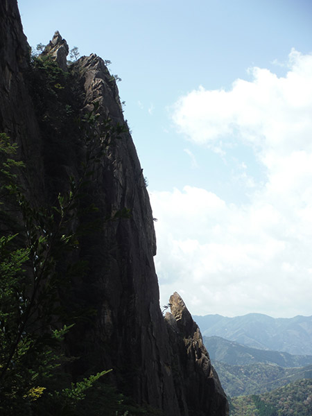 クライマーが登っていた岩峰を北側から眺める