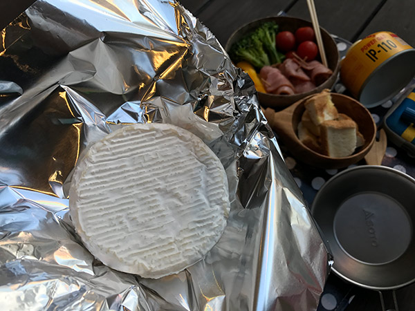 1.カマンベールチーズを丸ごとアルミホイルに包みます 　（焦げ付かなく、片付けがらくちんです。）