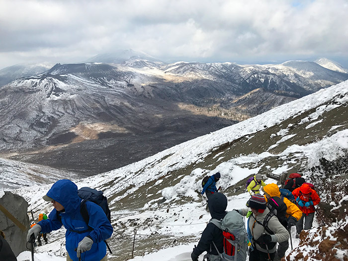 プログラムにて雪がうっすらと残る「高千穂峰」に行ってきました